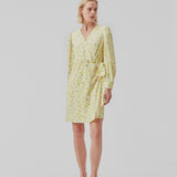 Wrap dress with tiebelt at the waist, v-shaped neckline, and long puff sleeves. CupidMD print dress has a floral print.  The model is 177 cm and wears a size S/36.