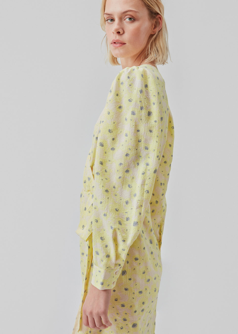 Wrap dress with tiebelt at the waist, v-shaped neckline, and long puff sleeves. CupidMD print dress has a floral print.  The model is 177 cm and wears a size S/36.