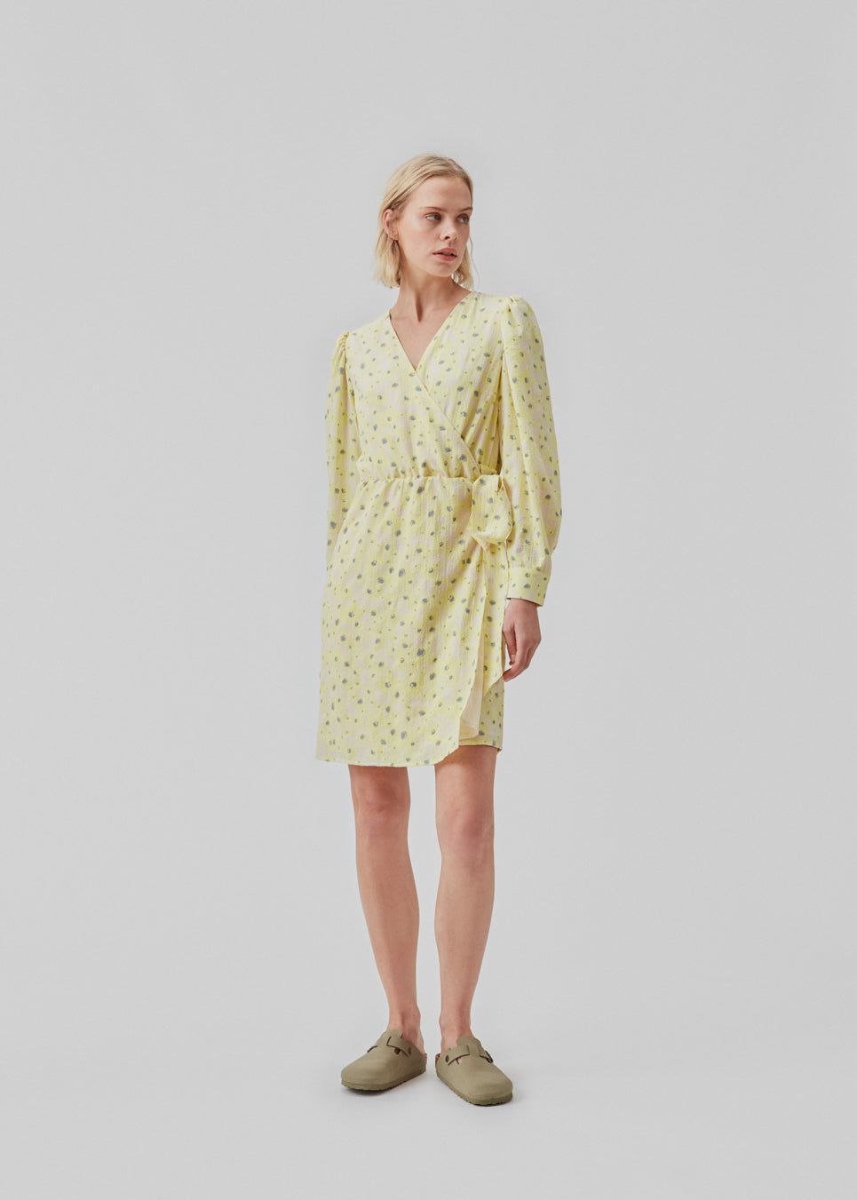 Wrap dress with tiebelt at the waist, v-shaped neckline, and long puff sleeves. CupidMD print dress has a floral print.  The model is 177 cm and wears a size S/36.