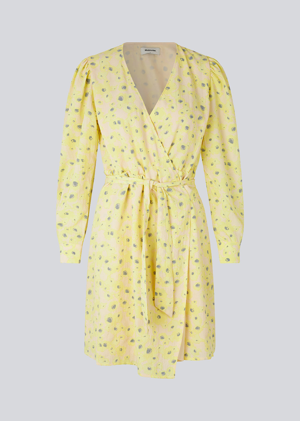 Wrap dress with tiebelt at the waist, v-shaped neckline, and long puff sleeves. CupidMD print dress has a floral print.  The model is 177 cm and wears a size S/36.