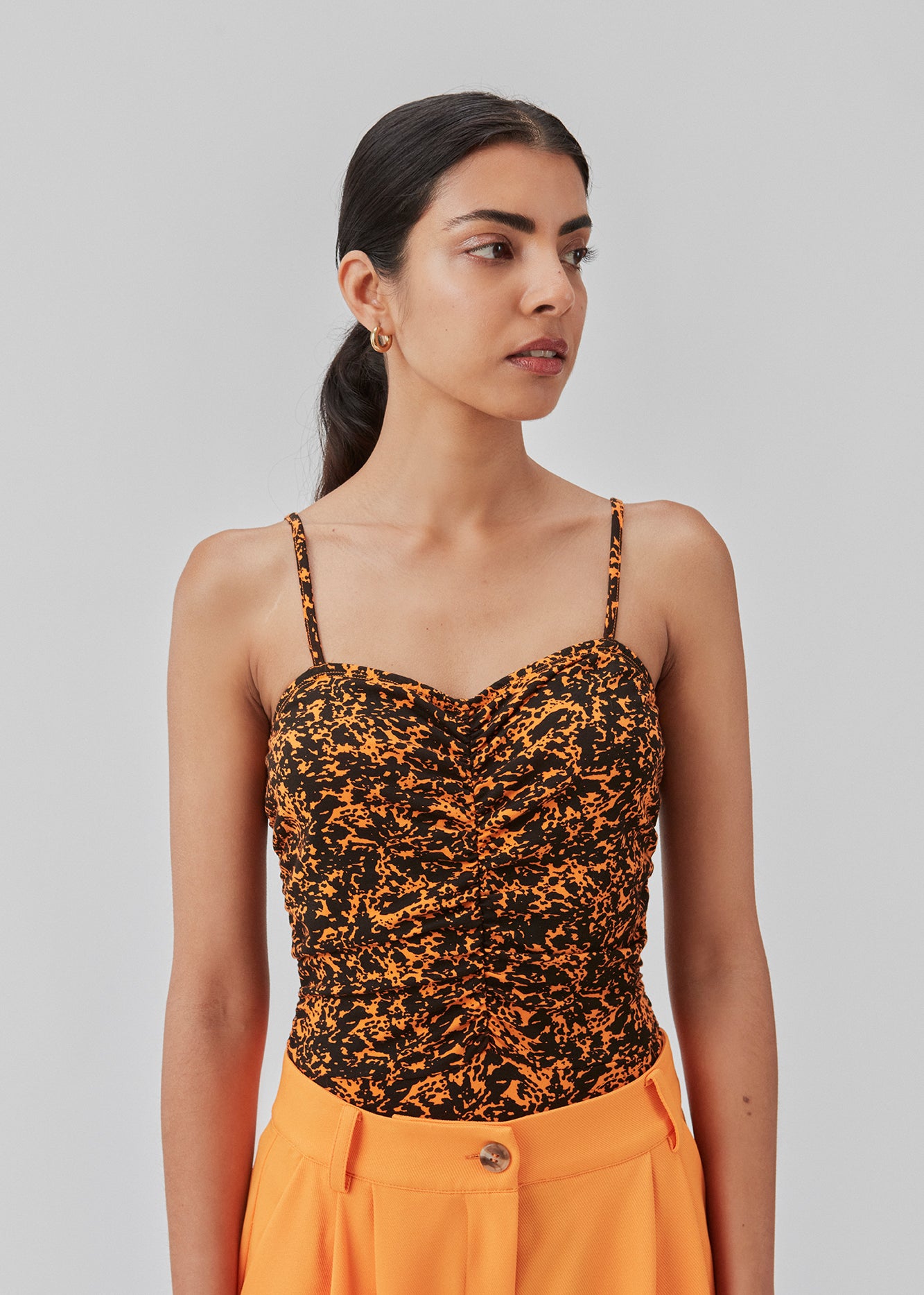 Bodystocking with a tight fit, heart-shaped neckline with a ruched detail, and thin adjustable straps. CurtisMD print bodystocking is designed with a floral print.  The model is 177 cm and wears a size S/36.