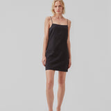 Short dress in black with a clean look in woven cotton. CydneyMD dress is slightly tailored, has adjustable straps, and a hidden zipper on one side. The model is 174 cm and wears a size S/36.