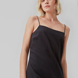 Short dress in black with a clean look in woven cotton. CydneyMD dress is slightly tailored, has adjustable straps, and a hidden zipper on one side. The model is 174 cm and wears a size S/36.