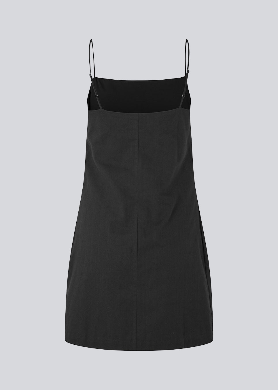 Short dress in black with a clean look in woven cotton. CydneyMD dress is slightly tailored, has adjustable straps, and a hidden zipper on one side. The model is 174 cm and wears a size S/36.