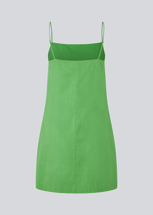 Short dress in green with a clean look in woven cotton. CydneyMD dress is slightly tailored, has adjustable straps, and a hidden zipper on one side. The model is 174 cm and wears a size S/36.