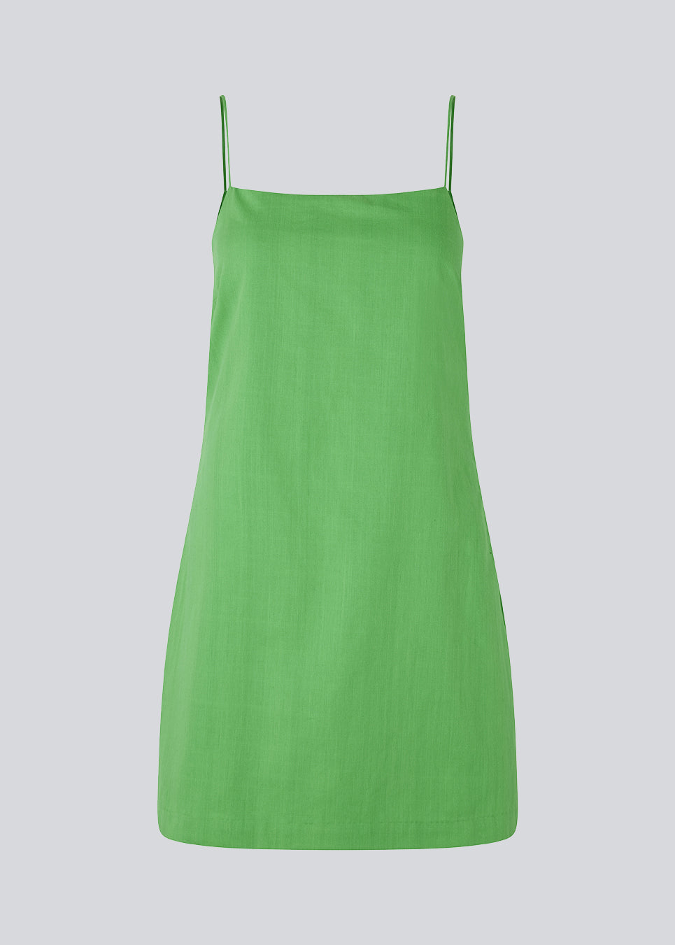 Short dress in green with a clean look in woven cotton. CydneyMD dress is slightly tailored, has adjustable straps, and a hidden zipper on one side. The model is 174 cm and wears a size S/36.