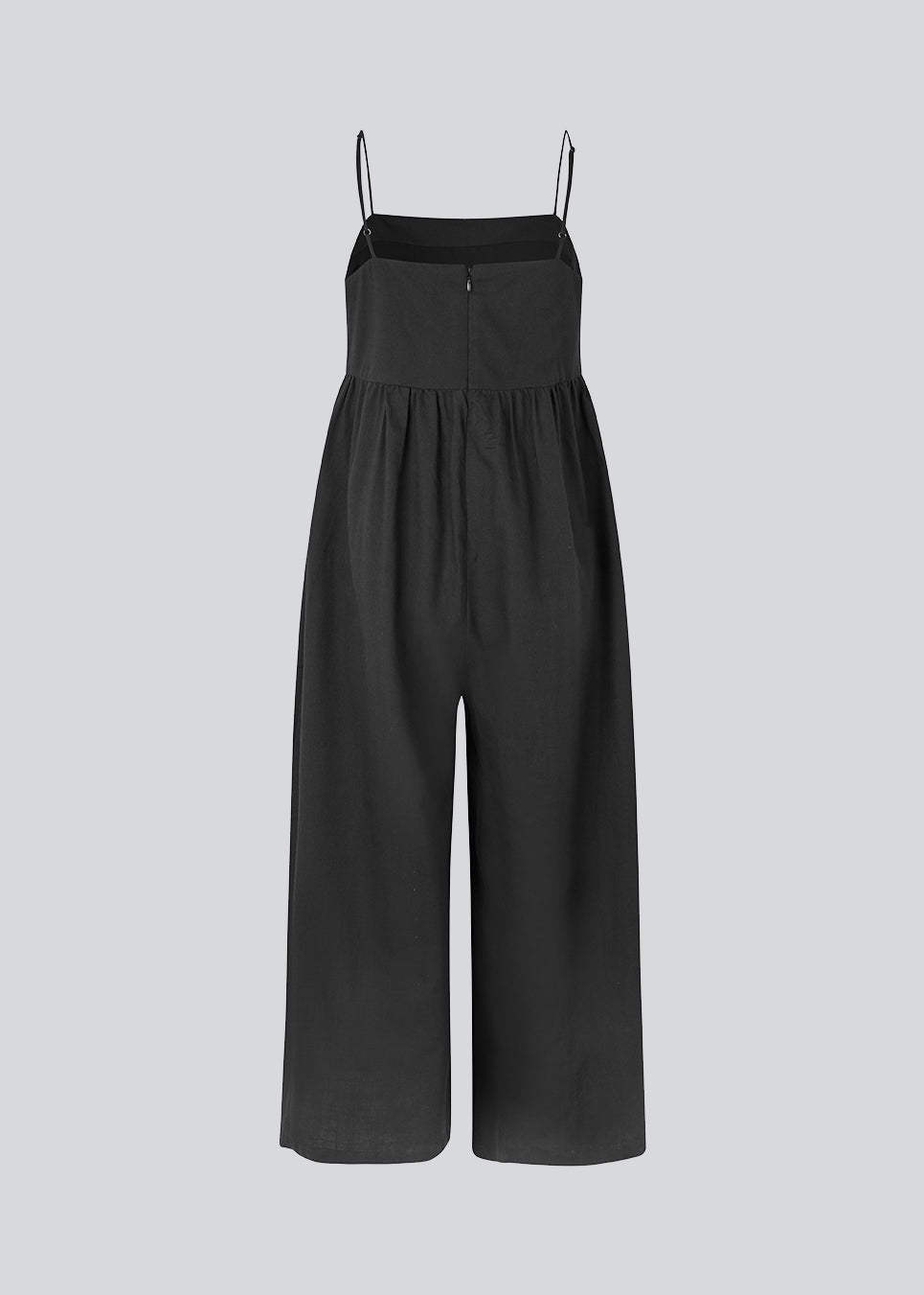 Jumpsuit with spaghetti straps in woven cotton. CydneyMD jumpsuit is designed with ankle-length wide legs and a tight-fitting top. The model is 174 cm and wears a size S/36.