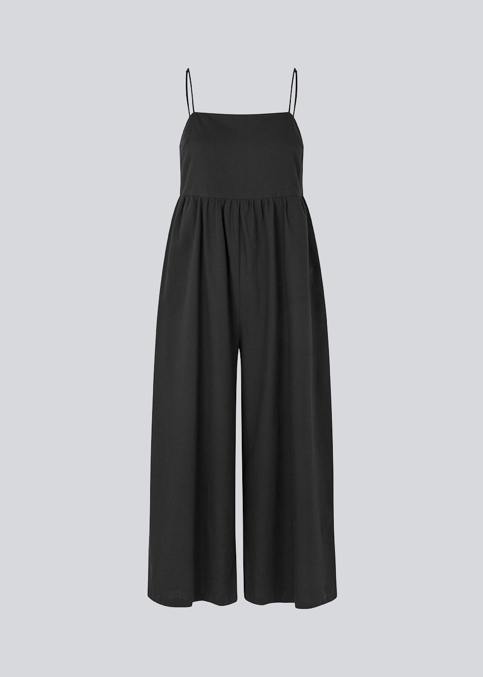 Jumpsuit with spaghetti straps in woven cotton. CydneyMD jumpsuit is designed with ankle-length wide legs and a tight-fitting top. The model is 174 cm and wears a size S/36.
