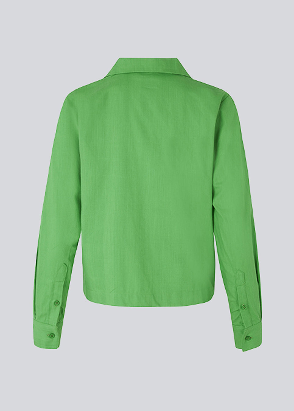 Cotton shirt in green with a boxy fit and cropped length. CydneyMD shirt has long sleeves, a resort collar, and button closure in front.  The model is 174 cm and wears a size S/36.
