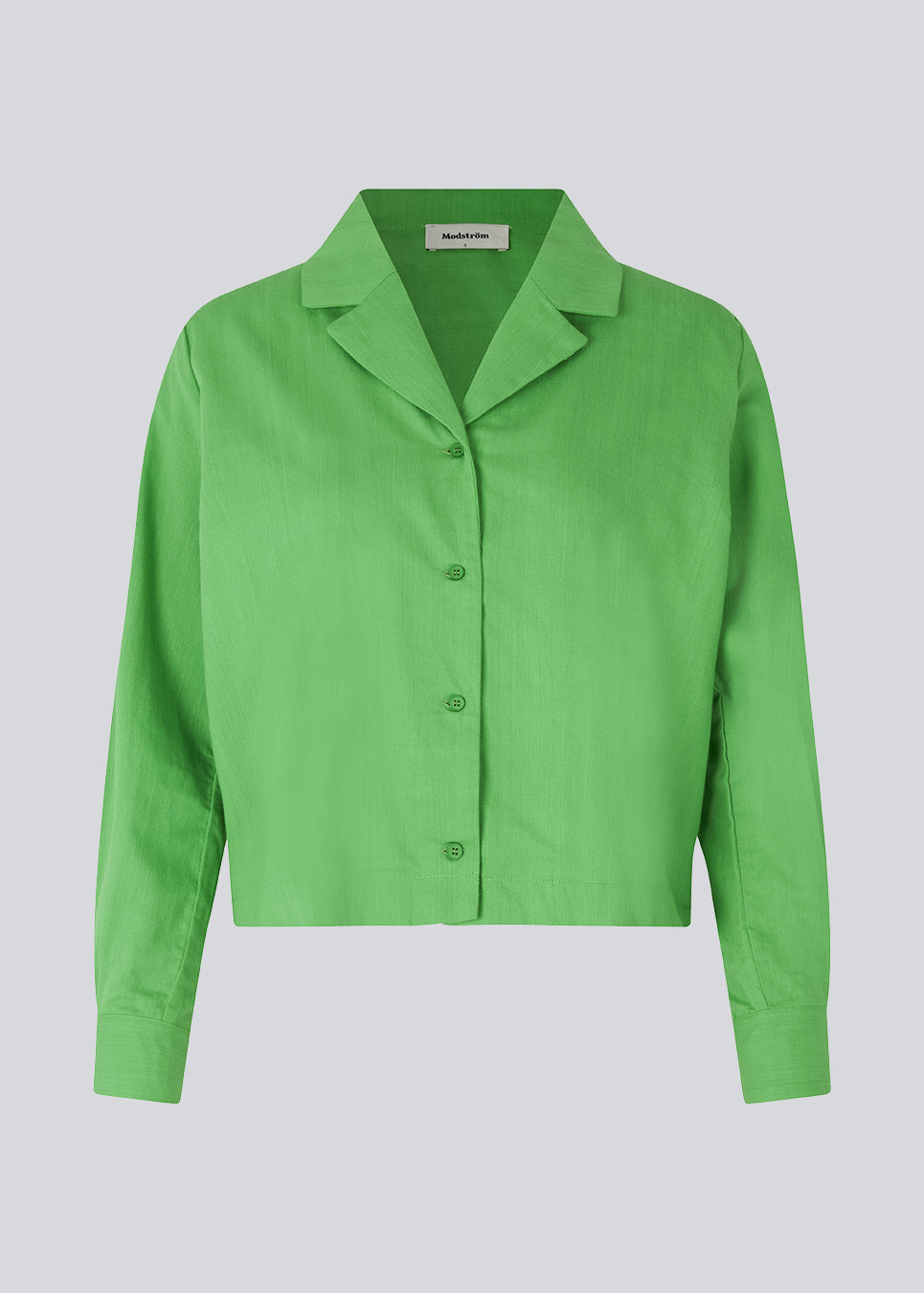 Cotton shirt in green with a boxy fit and cropped length. CydneyMD shirt has long sleeves, a resort collar, and button closure in front.  The model is 174 cm and wears a size S/36.