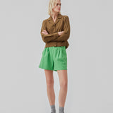 Cotton shorts in green with wide legs. CydneyMD shorts have a tailormade look with pleats in front and paspoil pockets in back. The model is 174 cm and wears a size S/36.