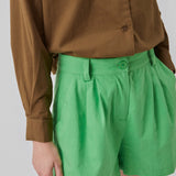 Cotton shorts in green with wide legs. CydneyMD shorts have a tailormade look with pleats in front and paspoil pockets in back. The model is 174 cm and wears a size S/36.