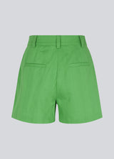 Cotton shorts in green with wide legs. CydneyMD shorts have a tailormade look with pleats in front and paspoil pockets in back. The model is 174 cm and wears a size S/36.