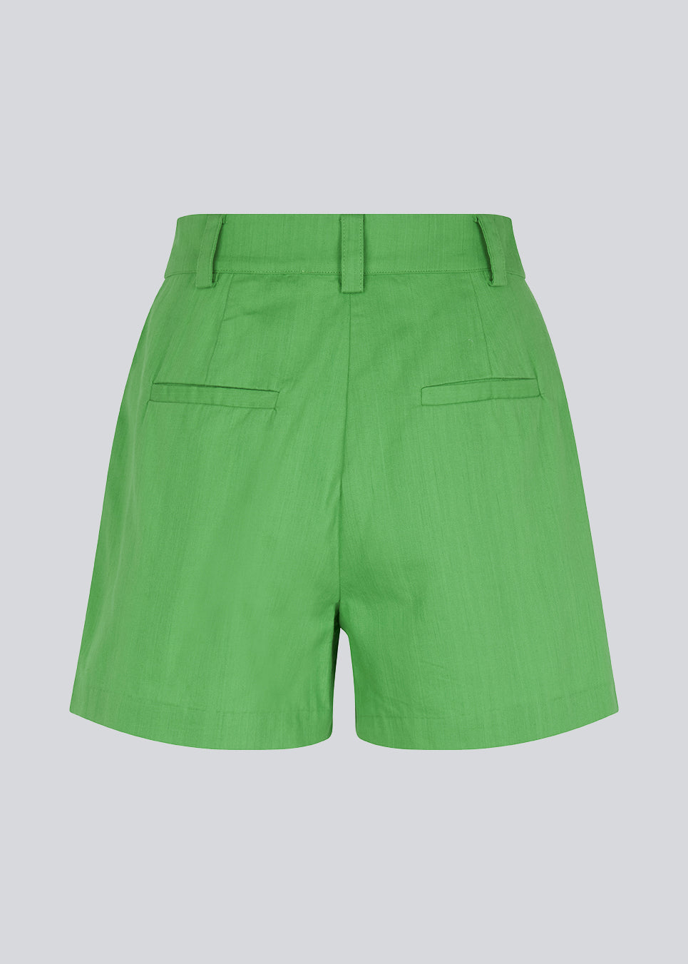 Cotton shorts in green with wide legs. CydneyMD shorts have a tailormade look with pleats in front and paspoil pockets in back. The model is 174 cm and wears a size S/36.