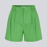 Cotton shorts in green with wide legs. CydneyMD shorts have a tailormade look with pleats in front and paspoil pockets in back. The model is 174 cm and wears a size S/36.