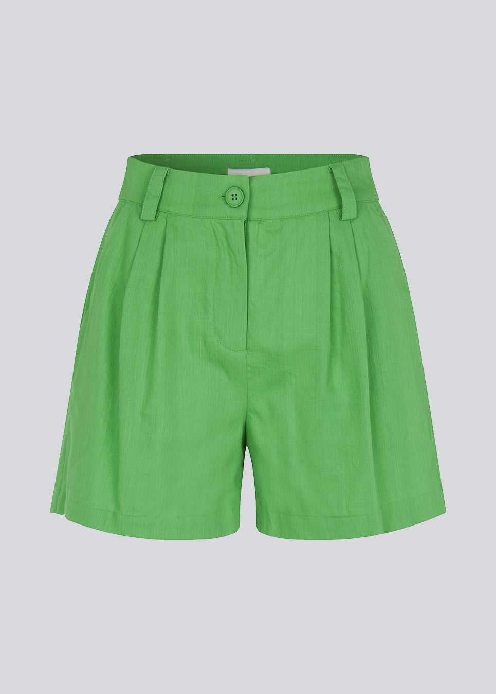Cotton shorts in green with wide legs. CydneyMD shorts have a tailormade look with pleats in front and paspoil pockets in back. The model is 174 cm and wears a size S/36.