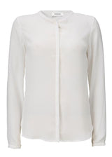 Classic and feminine shirt without collar and hidden button closure. Cyler shirt in the colour Porcelain has a classic look for all occasions and is one of our most popular styles.