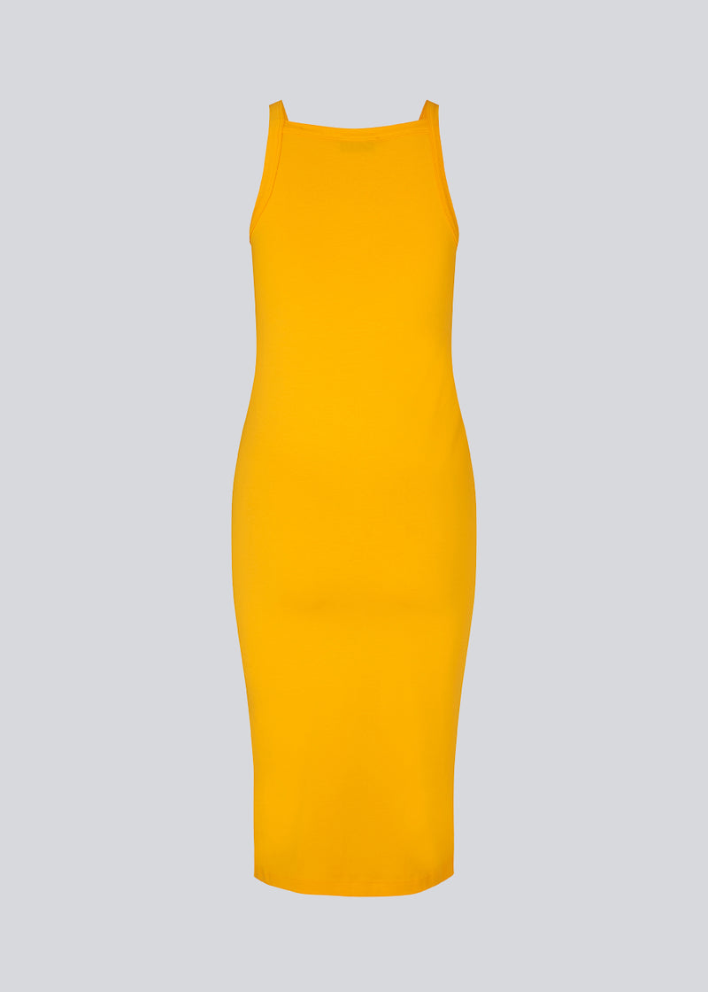 Tight fitted basic yellow dress in organic cotton jersey. DaeMD dress is sleeveless with a high and straight neckline. The dress cuts below the knees. The model is 177 cm and wears a size S/36.