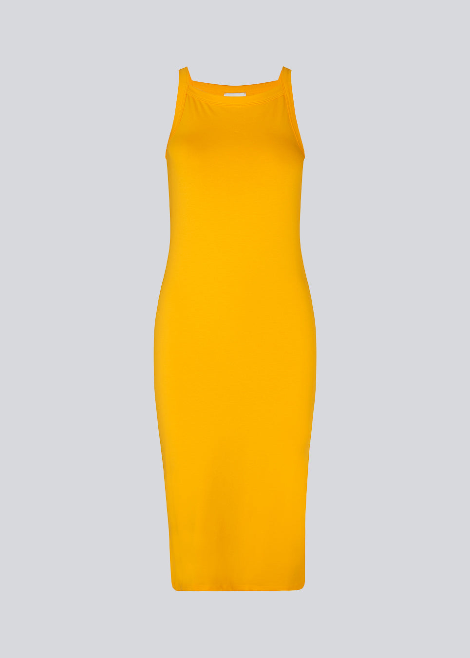 Tight fitted basic yellow dress in organic cotton jersey. DaeMD dress is sleeveless with a high and straight neckline. The dress cuts below the knees. The model is 177 cm and wears a size S/36.