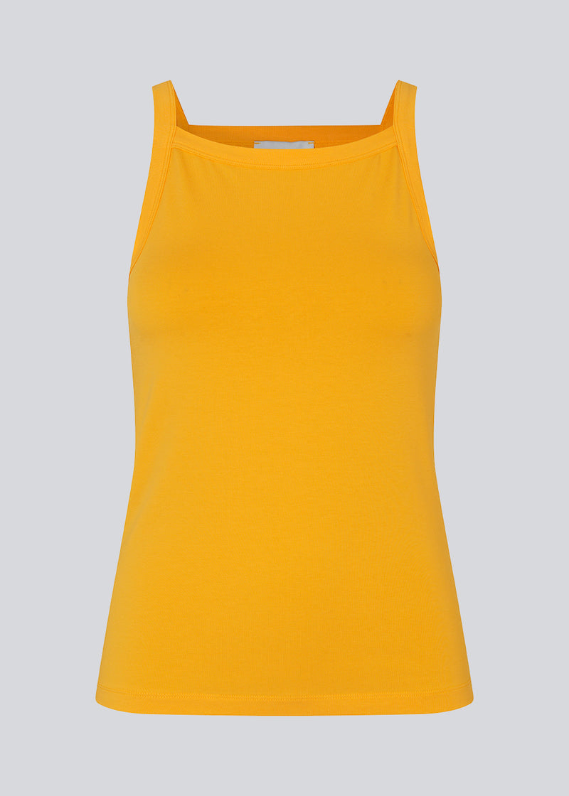 Tight fit basic yellow top with a high and straight neckline. DaeMD top is made from a rib-knitted organic cotton. The model is 177 cm and wears a size S/36.