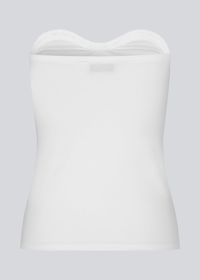 Fitted tube top in white in soft, rib-knitted cotton quality. DaeMD tube top has a sweetheart neckline with a silicone trim on the inside.