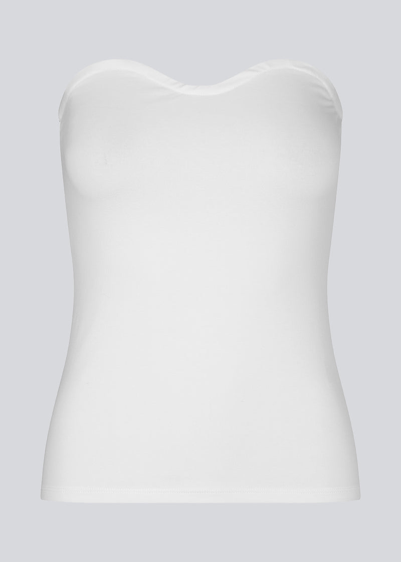 Fitted tube top in white in soft, rib-knitted cotton quality. DaeMD tube top has a sweetheart neckline with a silicone trim on the inside.
