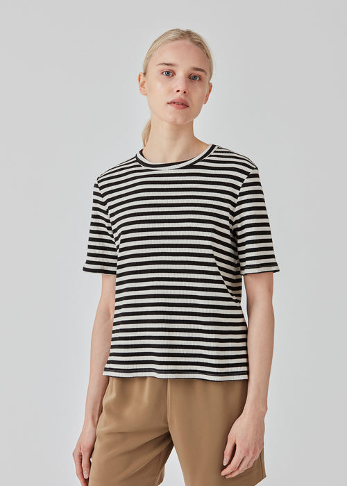  Classic t-shirt in a stretchy cotton quality with vertical stripes. DawnMD t-shirt has a round neck and short sleeves. The model is 177 cm and wears a size S/36.