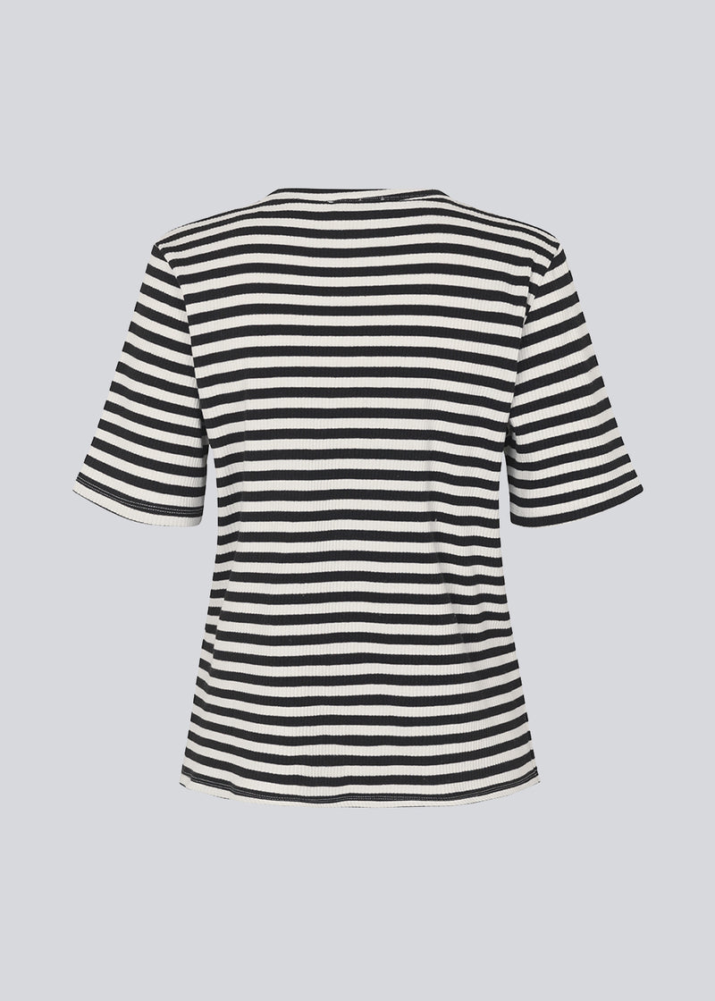  Classic t-shirt in a stretchy cotton quality with vertical stripes. DawnMD t-shirt has a round neck and short sleeves. The model is 177 cm and wears a size S/36.