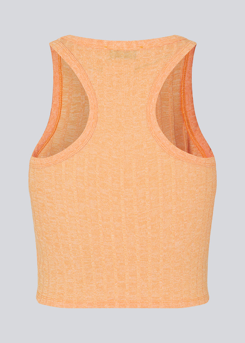 Crop top in a flecked wide rib. DesmondMD top has a tight fit, round neck,sporty racerback, and sleeveless. The model is 177 cm and wears a size S/36.