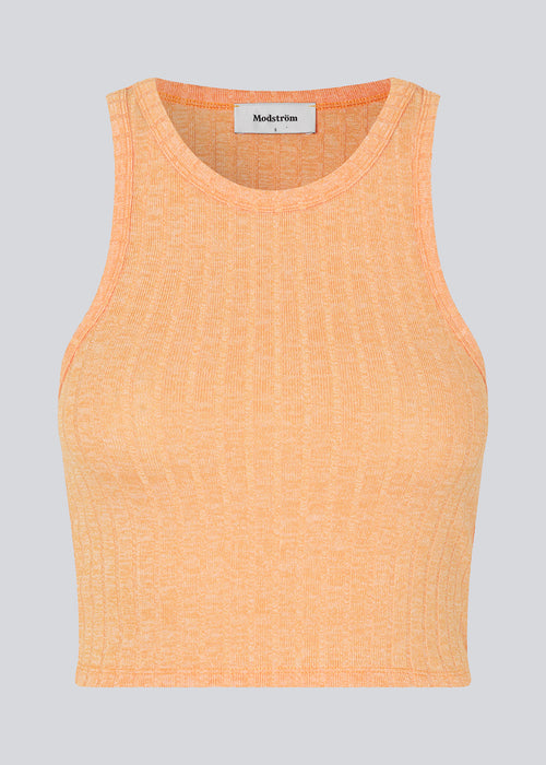 Crop top in a flecked wide rib. DesmondMD top has a tight fit, round neck,sporty racerback, and sleeveless. The model is 177 cm and wears a size S/36.