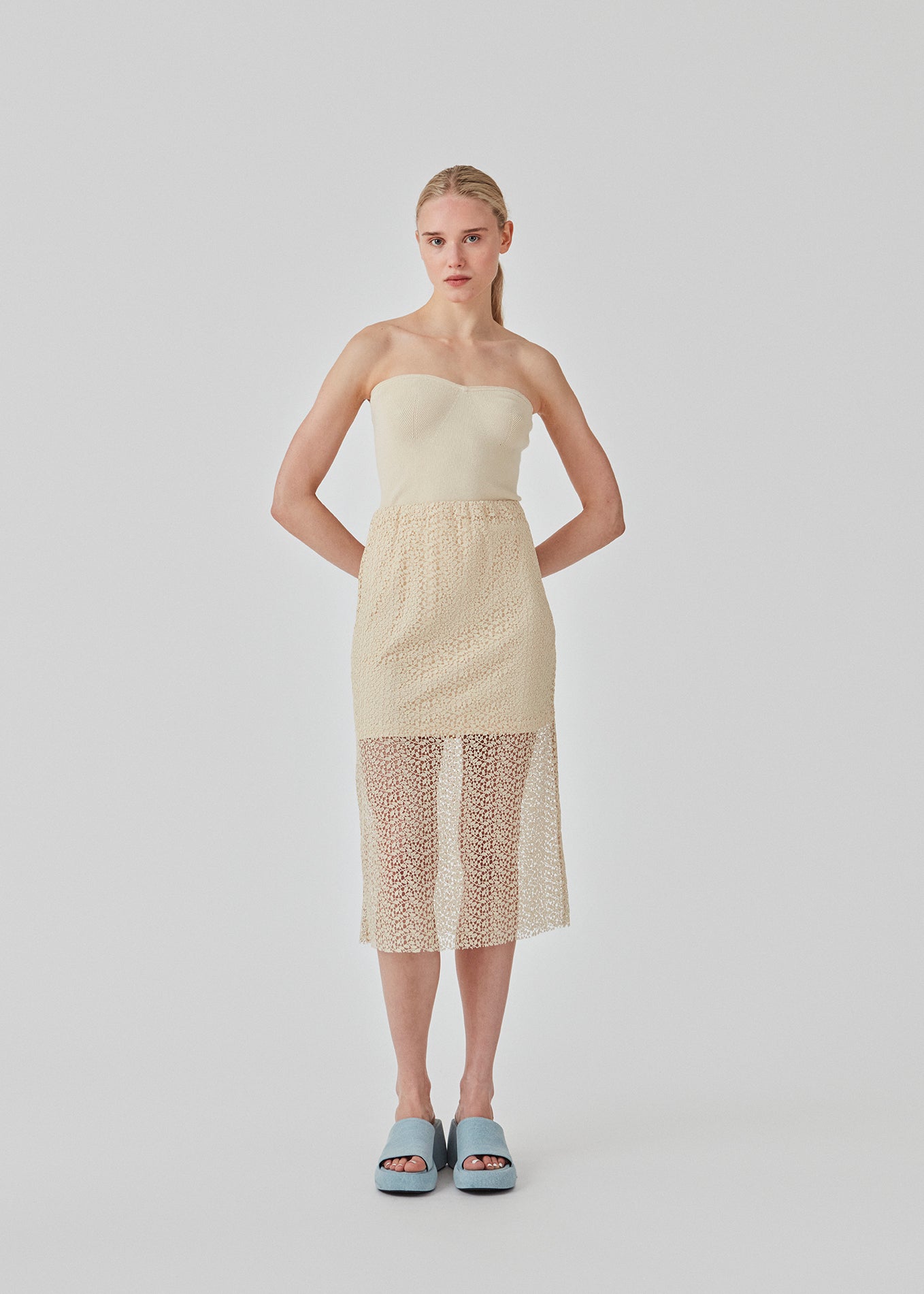 White tube top with fitted shape and sweetheart neckline. DiegoMD top is made from a soft, ribbed knit with a silicone band on the inside of the neckline. The model is 177 cm and wears a size S/36.