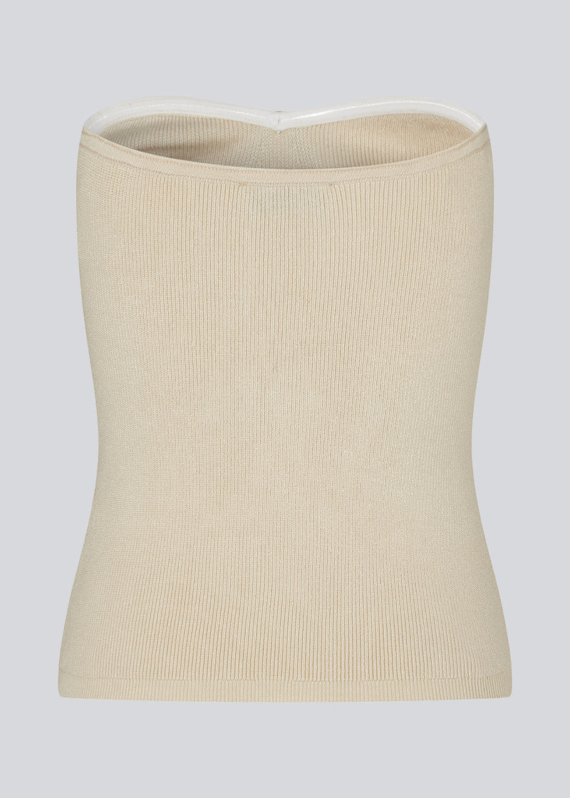 White tube top with fitted shape and sweetheart neckline. DiegoMD top is made from a soft, ribbed knit with a silicone band on the inside of the neckline. The model is 177 cm and wears a size S/36.