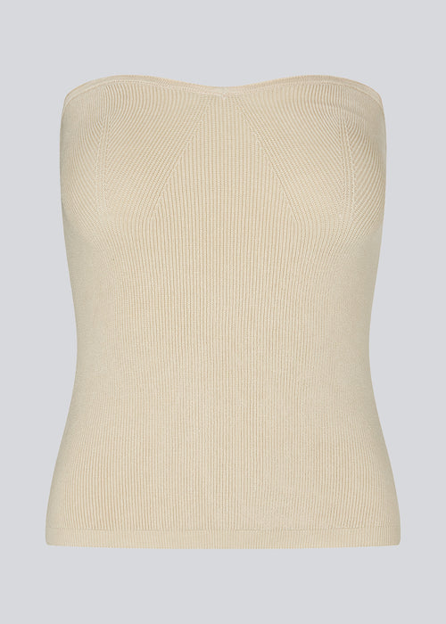 White tube top with fitted shape and sweetheart neckline. DiegoMD top is made from a soft, ribbed knit with a silicone band on the inside of the neckline. The model is 177 cm and wears a size S/36.
