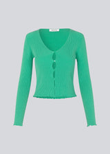 Slim fitted, slightly cropped cardigan in green with buttons at the front. DorisMD cardigan has a deep and round neckline, long sleeves, and lettuce hems. The model is 177 cm and wears a size S/36.