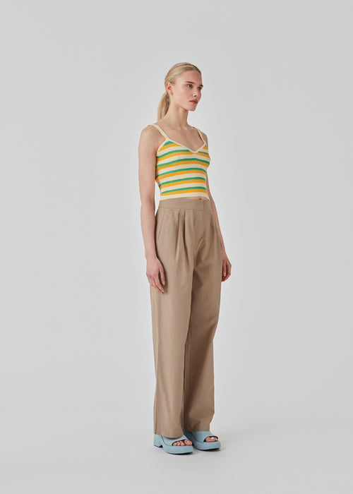 Crop top with stribes in a ribbed material. DorisMD top has narrow straps, v-neckline and a tight fit. The model is 177 cm and wears a size S/36.