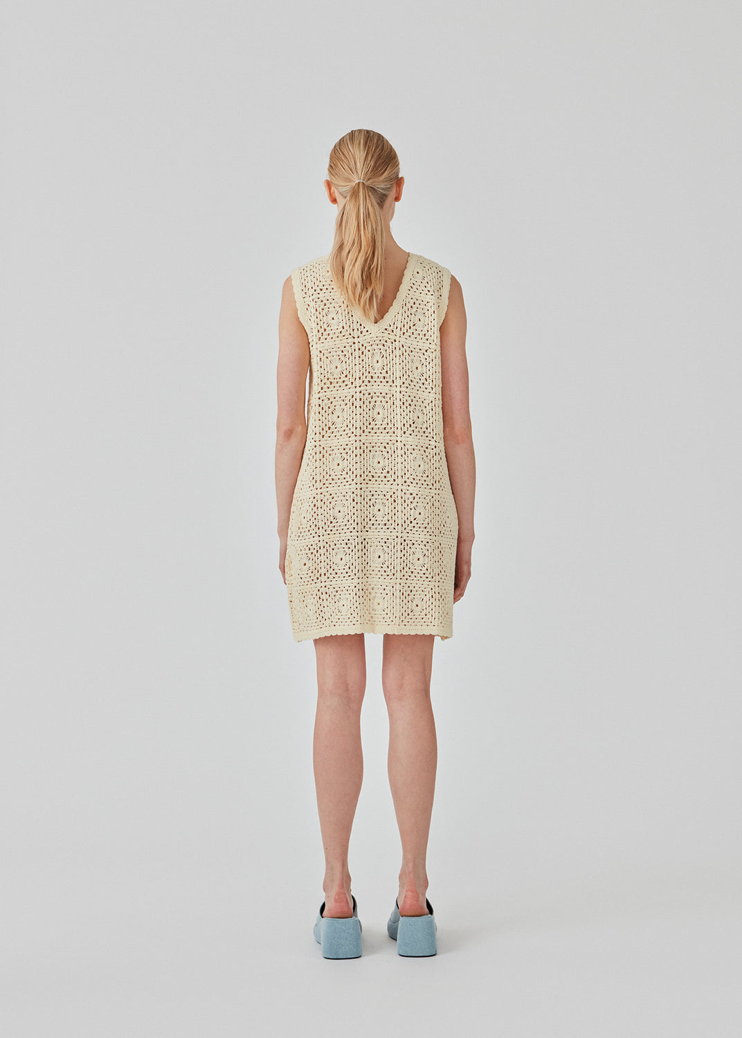  Short dress in a soft cotton blend with a crochet look. DorothyMD dress is sleeveless, has a v-shaped neckline, and wide straps. The model is 177 cm and wears a size S/36.