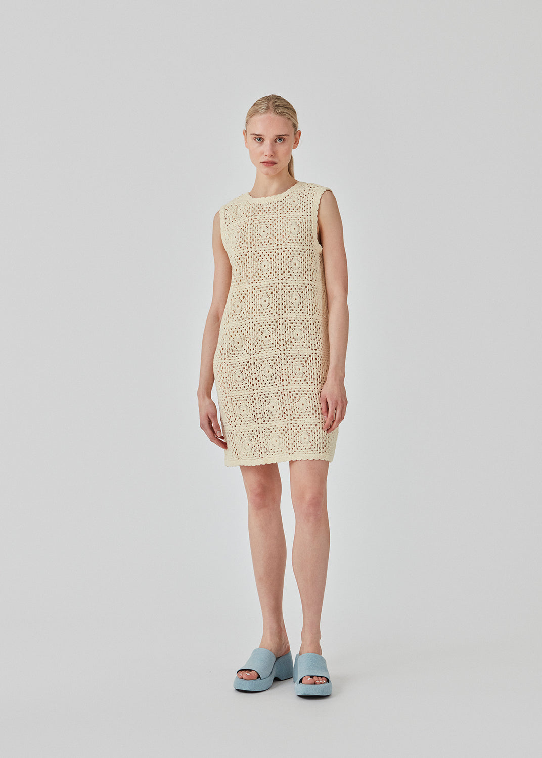  Short dress in a soft cotton blend with a crochet look. DorothyMD dress is sleeveless, has a v-shaped neckline, and wide straps. The model is 177 cm and wears a size S/36.