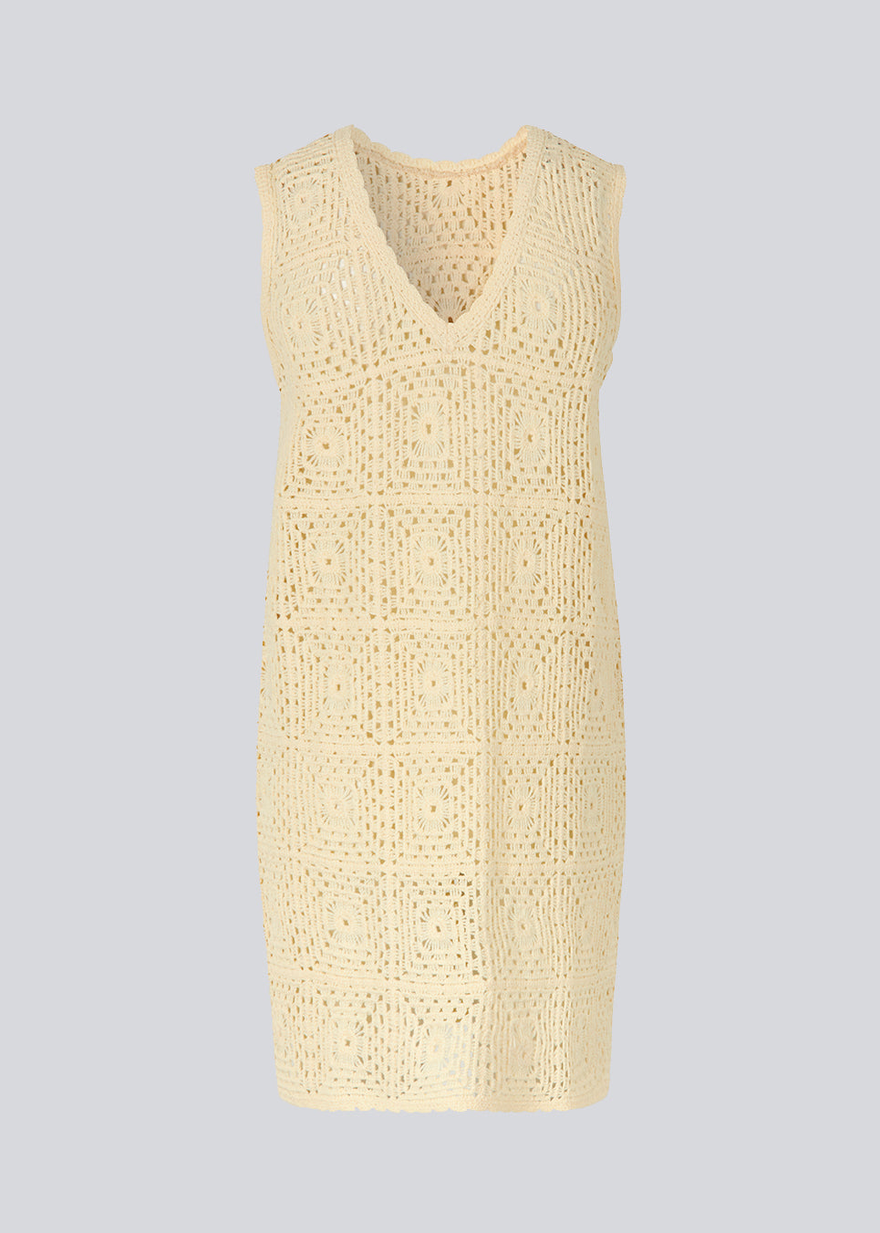  Short dress in a soft cotton blend with a crochet look. DorothyMD dress is sleeveless, has a v-shaped neckline, and wide straps. The model is 177 cm and wears a size S/36.