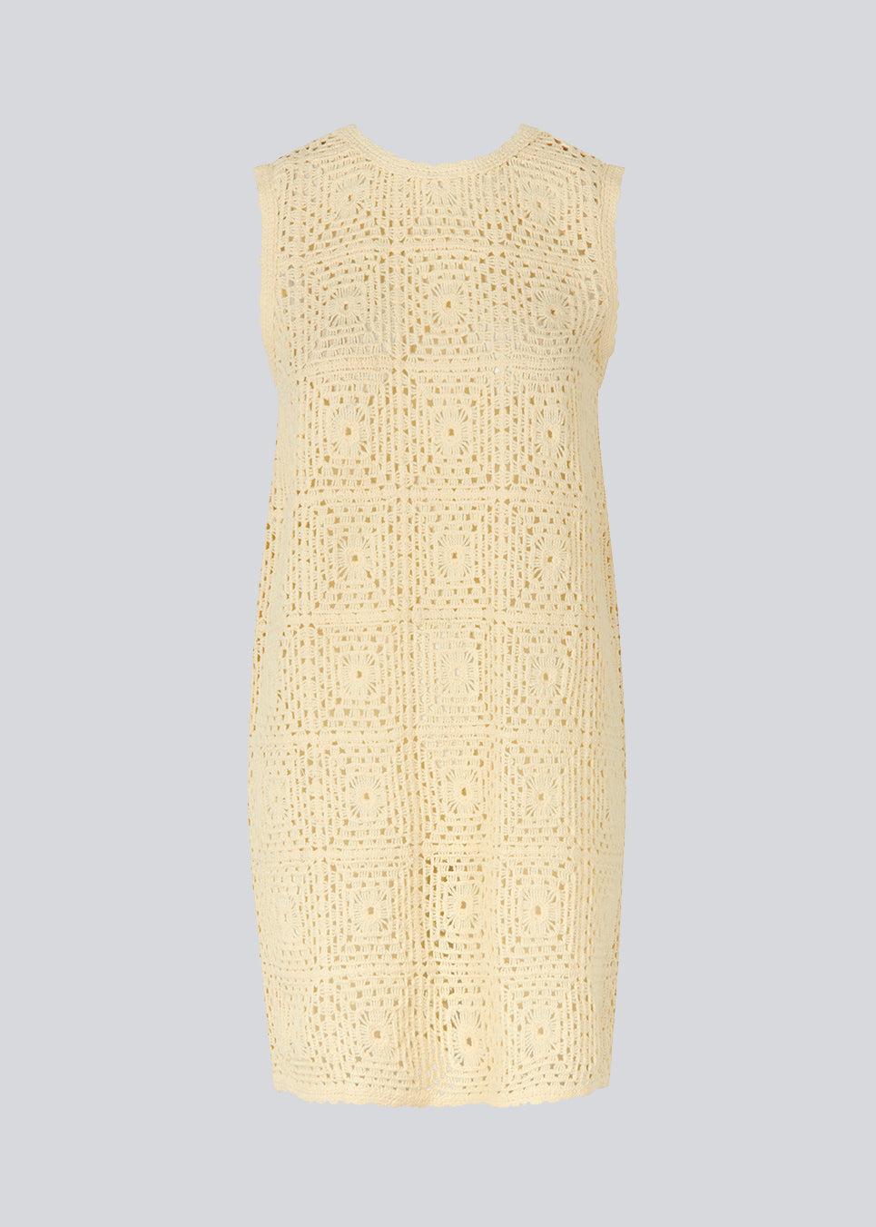  Short dress in a soft cotton blend with a crochet look. DorothyMD dress is sleeveless, has a v-shaped neckline, and wide straps. The model is 177 cm and wears a size S/36.