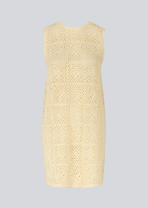  Short dress in a soft cotton blend with a crochet look. DorothyMD dress is sleeveless, has a v-shaped neckline, and wide straps. The model is 177 cm and wears a size S/36.