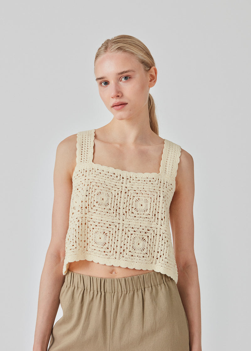  Cropped top in a crochet look made from a cotton blend. DorothyMD top has wide straps and scalloped edges. A bit see-through. The model is 177 cm and wears a size S/36.