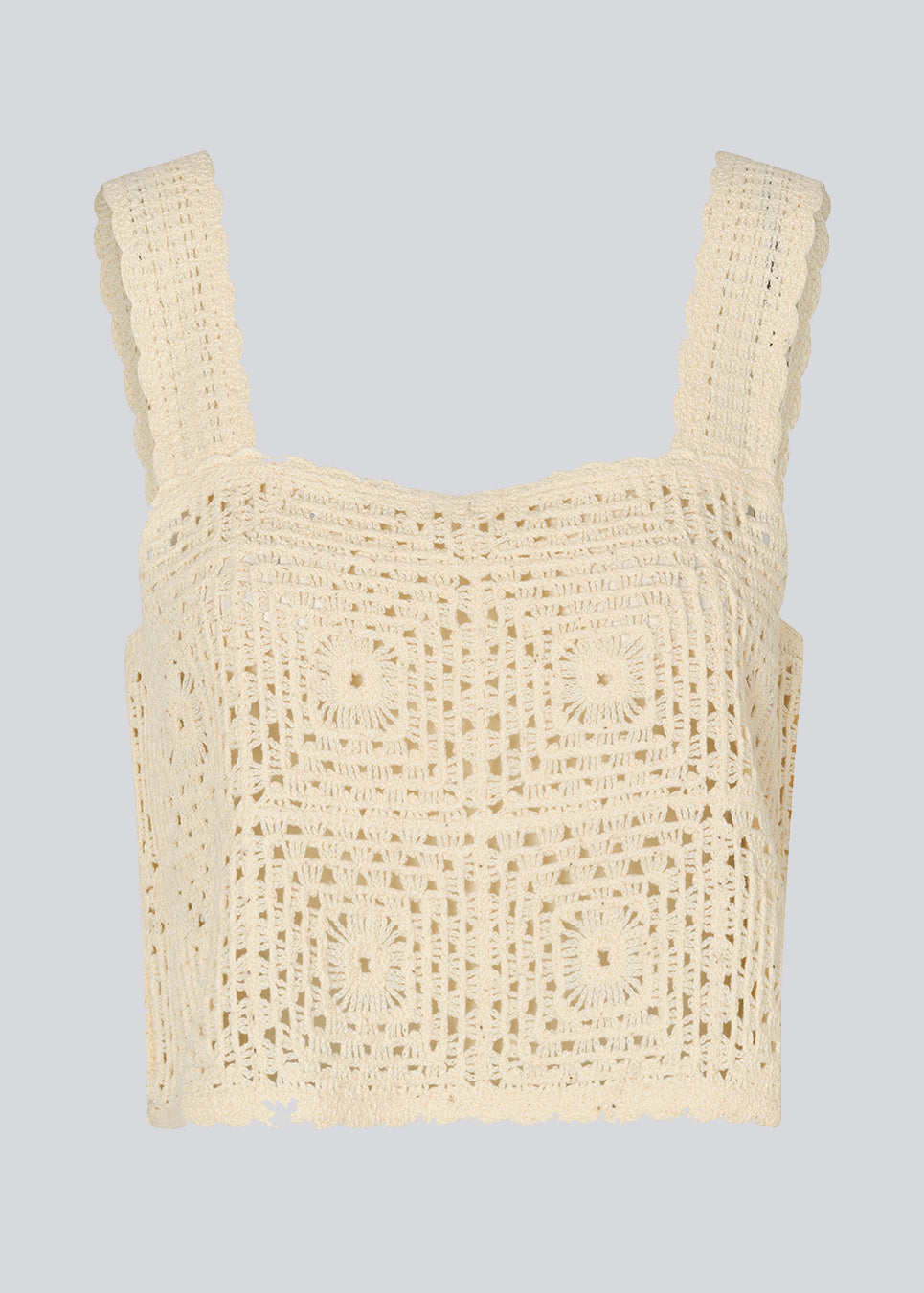  Cropped top in a crochet look made from a cotton blend. DorothyMD top has wide straps and scalloped edges. A bit see-through. The model is 177 cm and wears a size S/36.