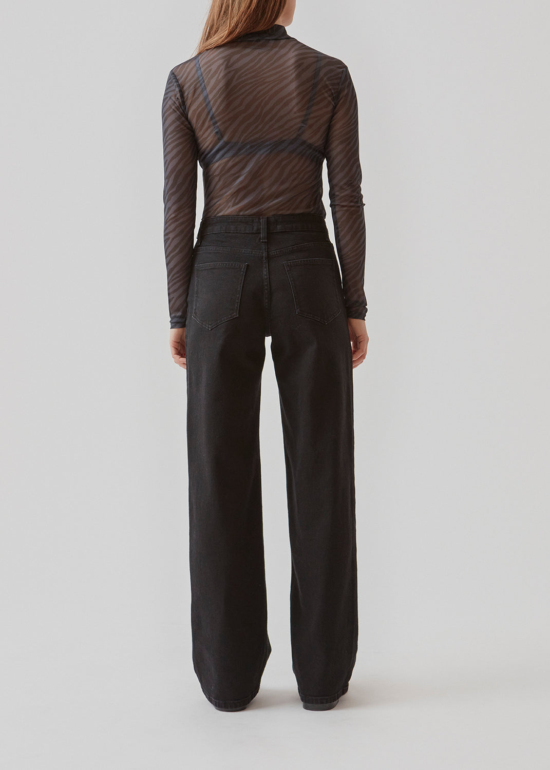 Cool jeans in black in a nice organic cotton quality. EltonMD jeans are high waisted and have wide, straight legs.