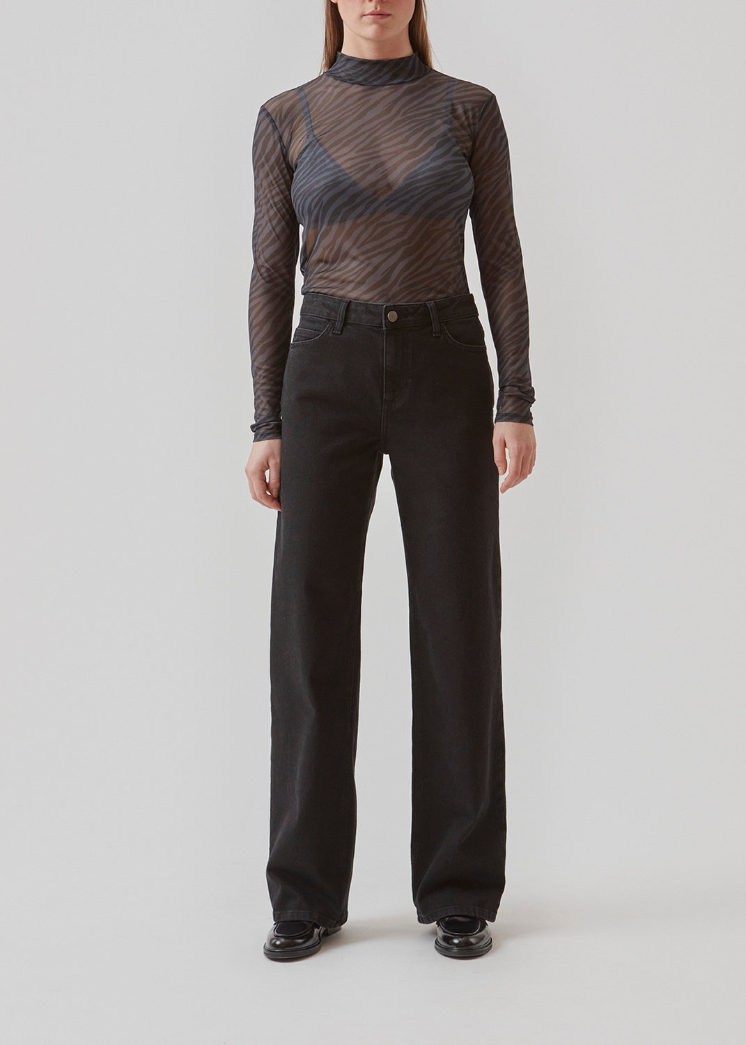 Cool jeans in black in a nice organic cotton quality. EltonMD jeans are high waisted and have wide, straight legs.