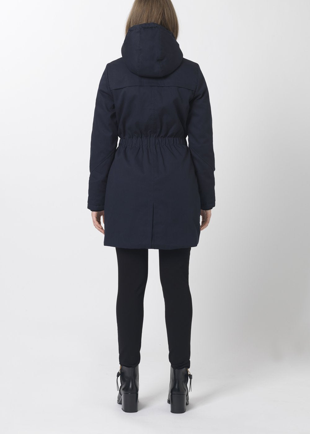 Frida gold trim in navy noir is knee-length and has invisble button/zipper closure. The jacket has a tight fit, which gives a feminine look. The padding is M3 Thinsulate, which is recognized for it's high insulation ability and is therefore the perfect choice.