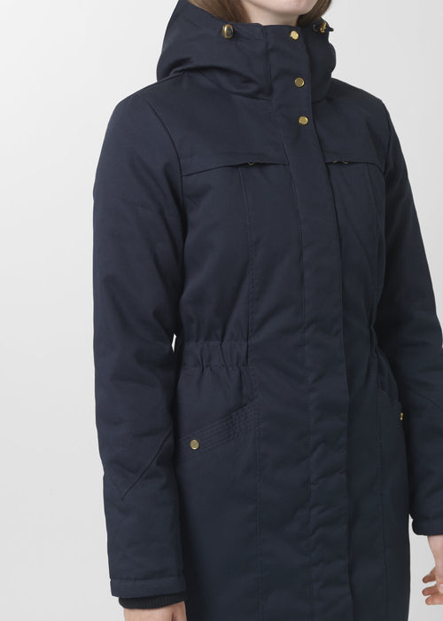 Frida gold trim in navy noir is knee-length and has invisble button/zipper closure. The jacket has a tight fit, which gives a feminine look. The padding is M3 Thinsulate, which is recognized for it's high insulation ability and is therefore the perfect choice.