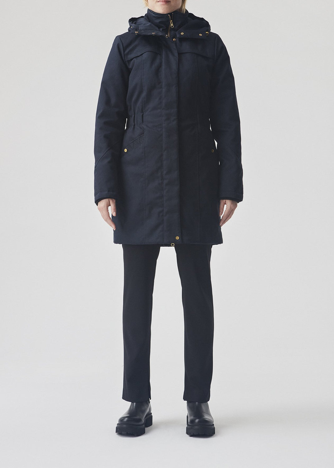 Frida gold trim in navy noir is knee-length and has invisble button/zipper closure. The jacket has a tight fit, which gives a feminine look. The padding is M3 Thinsulate, which is recognized for it's high insulation ability and is therefore the perfect choice.