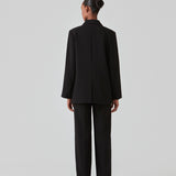 Gale blazer in Black has a classic and elegant design, fulfilled by the beautiful revers collar and a long fit. The blazer has a button closure at the front and a chest pocket at the left side. Buy Gale Pants, Gale straight pants, GaleMD skirt or GaleMD shorts in the same color that fits the Blazer.  The model is 177 cm and wears a size S/36.  This blazer has a spacious fit. We recommend sizing down.