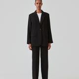 Gale blazer in Black has a classic and elegant design, fulfilled by the beautiful revers collar and a long fit. The blazer has a button closure at the front and a chest pocket at the left side. Buy Gale Pants, Gale straight pants, GaleMD skirt or GaleMD shorts in the same color that fits the Blazer.  The model is 177 cm and wears a size S/36.  This blazer has a spacious fit. We recommend sizing down.