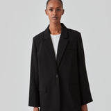Gale blazer in Black has a classic and elegant design, fulfilled by the beautiful revers collar and a long fit. The blazer has a button closure at the front and a chest pocket at the left side. Buy Gale Pants, Gale straight pants, GaleMD skirt or GaleMD shorts in the same color that fits the Blazer.  The model is 177 cm and wears a size S/36.  This blazer has a spacious fit. We recommend sizing down.